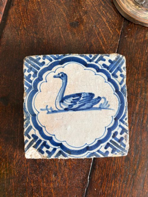 A 17TH CENTURY ANTIQUE DUTCH DELFT TILE HAND PAINTED SWAN MOTIF 13CM