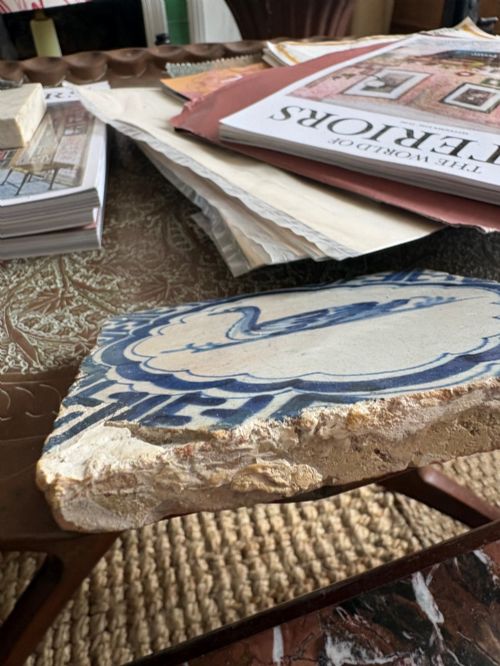 A 17TH CENTURY ANTIQUE DUTCH DELFT TILE HAND PAINTED SWAN MOTIF 13CM - ADDITIONAL PHOTO 9