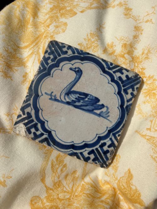A 17TH CENTURY ANTIQUE DUTCH DELFT TILE HAND PAINTED SWAN MOTIF 13CM - ADDITIONAL PHOTO 13