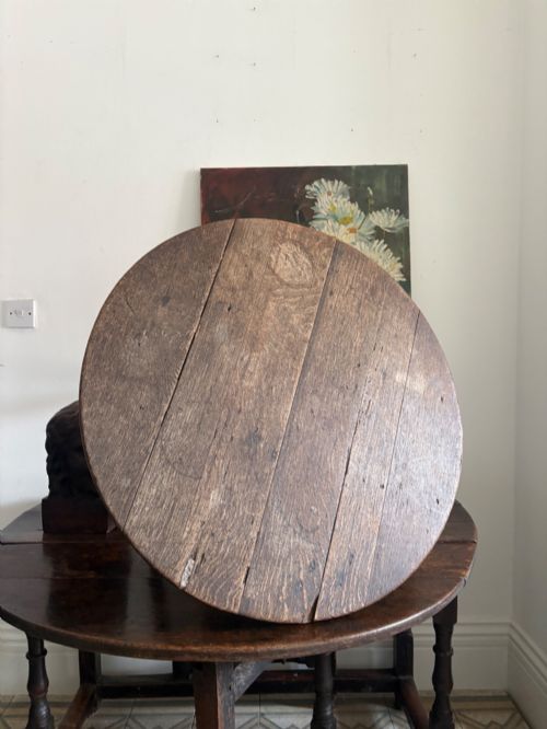 AN EARLY 19TH CENTURY ENGLISH OAK AND PINE CRICKET TABLE 77CM PLANK TOP 1800 - ADDITIONAL PHOTO 1
