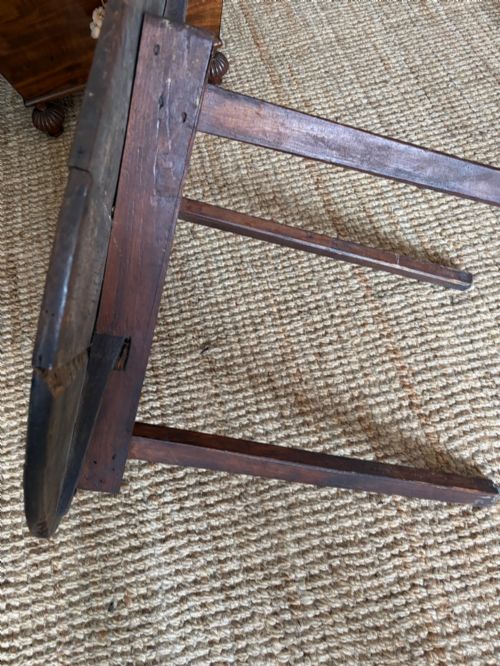 AN EARLY 19TH CENTURY ENGLISH OAK AND PINE CRICKET TABLE 77CM PLANK TOP 1800 - ADDITIONAL PHOTO 5