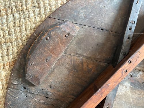 AN EARLY 19TH CENTURY ENGLISH OAK AND PINE CRICKET TABLE 77CM PLANK TOP 1800 - ADDITIONAL PHOTO 6