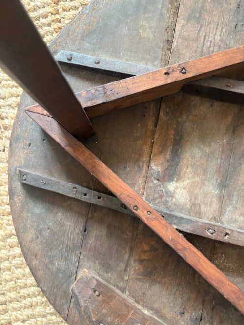 AN EARLY 19TH CENTURY ENGLISH OAK AND PINE CRICKET TABLE 77CM PLANK TOP 1800 - ADDITIONAL PHOTO 8