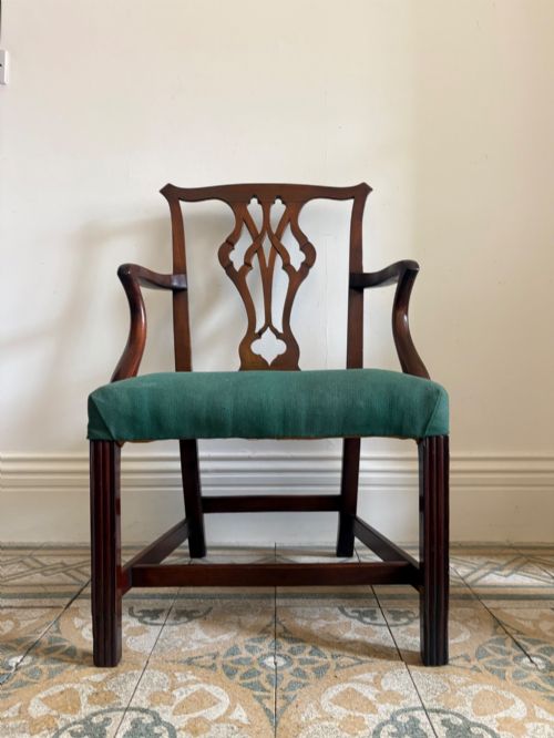 A GEORGE 111 CHIPPENDALE PERIOD MAHOGANY ELBOW ARM CHAIR C1780