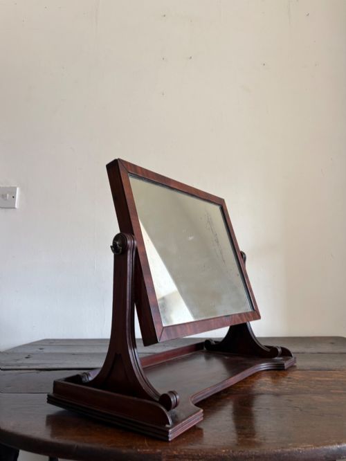 AN EARLY 19TH CENTURY GILLOWS MODEL MAHOGANY VANITY SWING MIRROR ORIGINAL PLATE