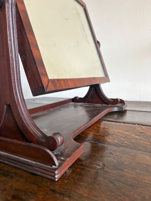 AN EARLY 19TH CENTURY GILLOWS MODEL MAHOGANY VANITY SWING MIRROR ORIGINAL PLATE - ADDITIONAL PHOTO 2