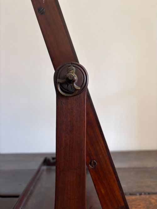 AN EARLY 19TH CENTURY GILLOWS MODEL MAHOGANY VANITY SWING MIRROR ORIGINAL PLATE - ADDITIONAL PHOTO 4