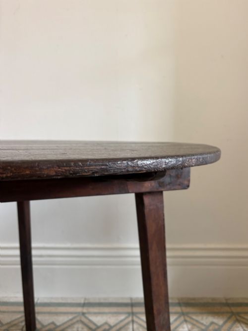 A 19TH CENTURY OAK PLANK TOP AND PINE BASE CRICKET TABLE 76CM DIAMETER - ADDITIONAL PHOTO 1
