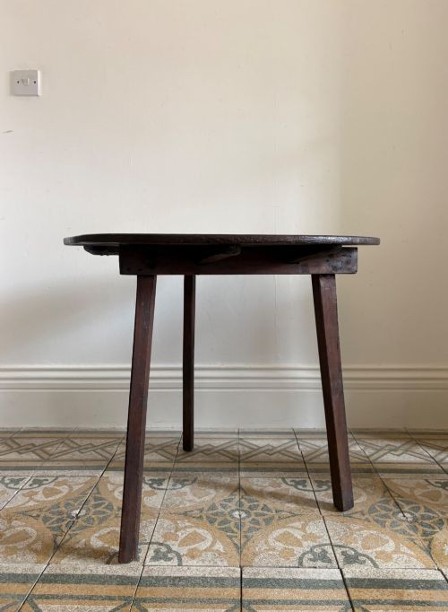 A 19TH CENTURY OAK PLANK TOP AND PINE BASE CRICKET TABLE 76CM DIAMETER - ADDITIONAL PHOTO 3