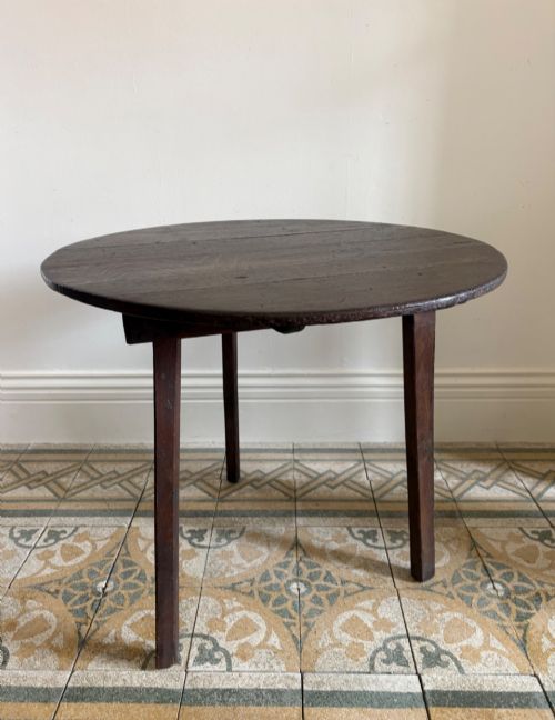 A 19TH CENTURY OAK PLANK TOP AND PINE BASE CRICKET TABLE 76CM DIAMETER - ADDITIONAL PHOTO 4