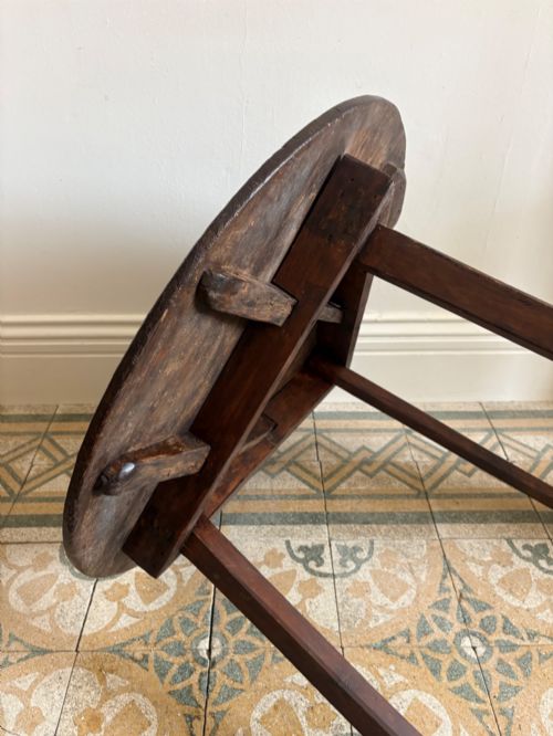 A 19TH CENTURY OAK PLANK TOP AND PINE BASE CRICKET TABLE 76CM DIAMETER - ADDITIONAL PHOTO 6