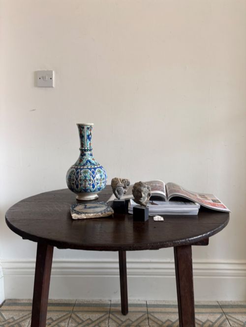 A 19TH CENTURY OAK PLANK TOP AND PINE BASE CRICKET TABLE 76CM DIAMETER - ADDITIONAL PHOTO 8