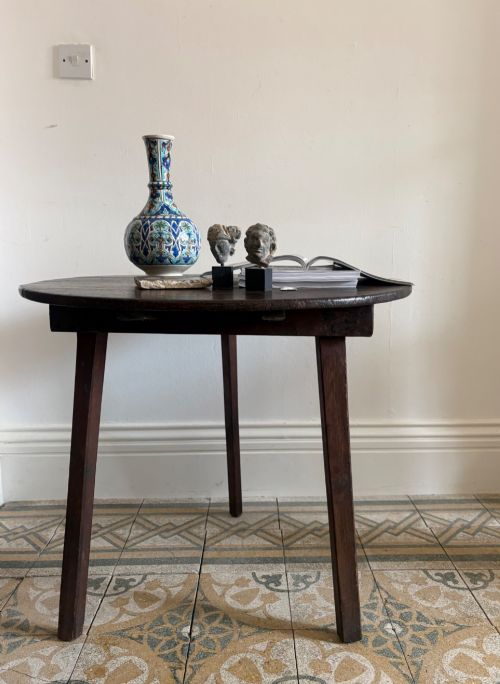 A 19TH CENTURY OAK PLANK TOP AND PINE BASE CRICKET TABLE 76CM DIAMETER - ADDITIONAL PHOTO 9