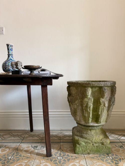 A 19TH CENTURY OAK PLANK TOP AND PINE BASE CRICKET TABLE 76CM DIAMETER - ADDITIONAL PHOTO 10