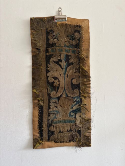 A 1718TH CENTURY VERDURE TAPESTRY BORDER FRAGMENT 74CM MOUNTED TO LINEN