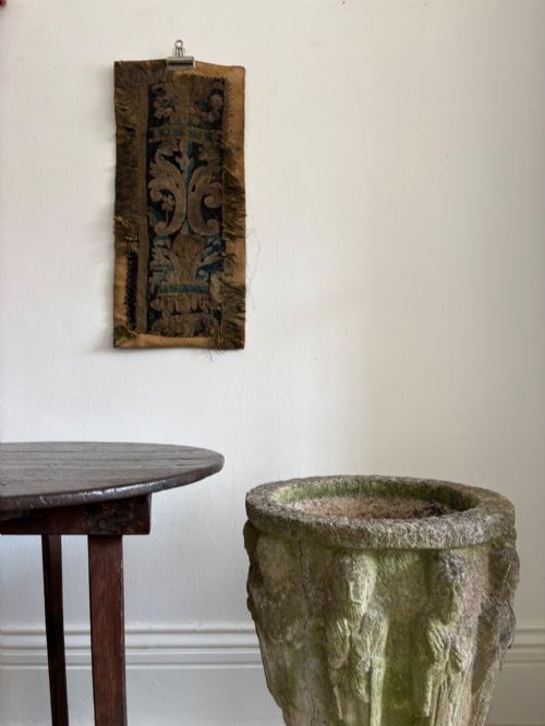 A 1718TH CENTURY VERDURE TAPESTRY BORDER FRAGMENT 74CM MOUNTED TO LINEN - ADDITIONAL PHOTO 1