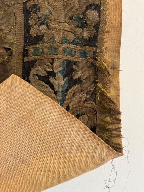 A 1718TH CENTURY VERDURE TAPESTRY BORDER FRAGMENT 74CM MOUNTED TO LINEN - ADDITIONAL PHOTO 3