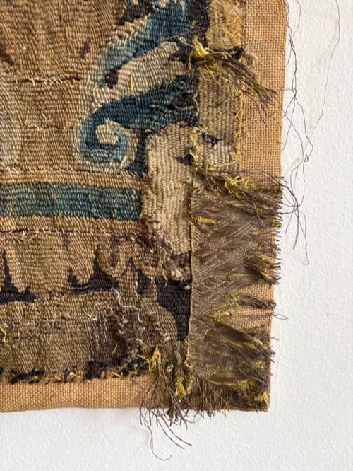 A 1718TH CENTURY VERDURE TAPESTRY BORDER FRAGMENT 74CM MOUNTED TO LINEN - ADDITIONAL PHOTO 4