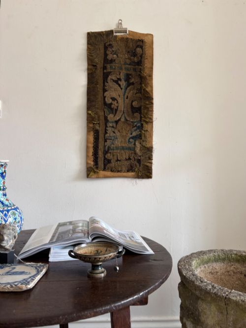 A 1718TH CENTURY VERDURE TAPESTRY BORDER FRAGMENT 74CM MOUNTED TO LINEN - ADDITIONAL PHOTO 11