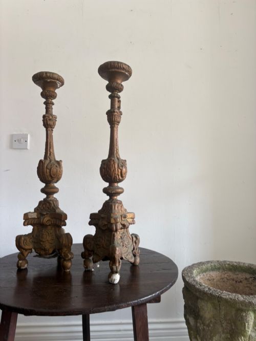 A PAIR OF ITALIAN BAROQUE 18TH CENTURY GILTWOOD ALTAR CANDLESTICKS 78CM TALL