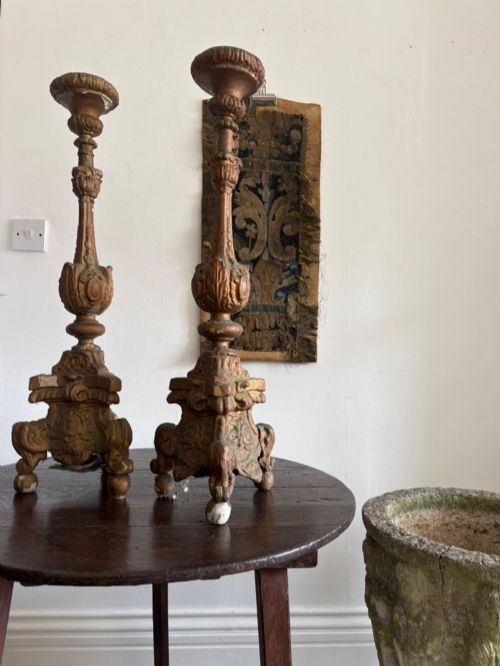 A PAIR OF ITALIAN BAROQUE 18TH CENTURY GILTWOOD ALTAR CANDLESTICKS 78CM TALL - ADDITIONAL PHOTO 1
