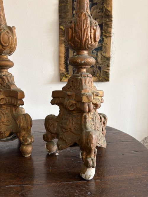 A PAIR OF ITALIAN BAROQUE 18TH CENTURY GILTWOOD ALTAR CANDLESTICKS 78CM TALL - ADDITIONAL PHOTO 2