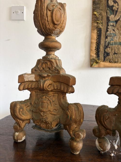 A PAIR OF ITALIAN BAROQUE 18TH CENTURY GILTWOOD ALTAR CANDLESTICKS 78CM TALL - ADDITIONAL PHOTO 3