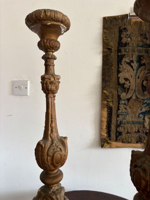A PAIR OF ITALIAN BAROQUE 18TH CENTURY GILTWOOD ALTAR CANDLESTICKS 78CM TALL - ADDITIONAL PHOTO 4