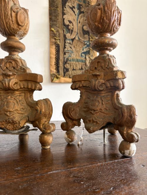 A PAIR OF ITALIAN BAROQUE 18TH CENTURY GILTWOOD ALTAR CANDLESTICKS 78CM TALL - ADDITIONAL PHOTO 6