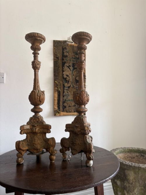 A PAIR OF ITALIAN BAROQUE 18TH CENTURY GILTWOOD ALTAR CANDLESTICKS 78CM TALL - ADDITIONAL PHOTO 7