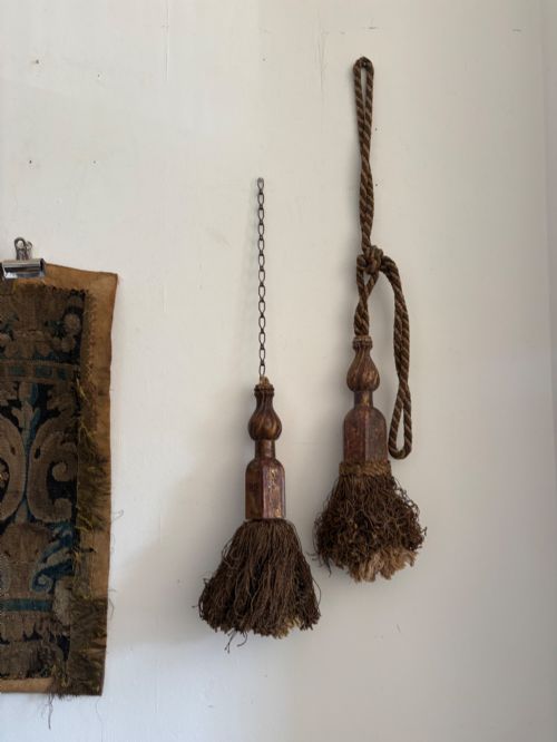 A PAIR OF 19TH CENTURY LARGE VENETIAN GILTWOOD CURTAIN TIE BACK PULLS 43CM