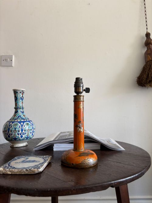 A 1920S CHINOISERIE LACQUER TABLE LAMP 29CM RARE MANDARIN ORANGE HAND PAINTED - ADDITIONAL PHOTO 7