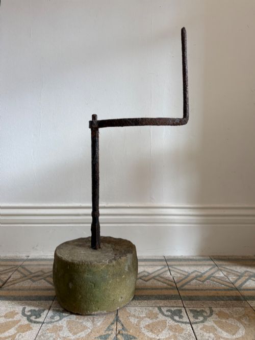 AN 18TH CENTURY MILLSTONE WITH FORGED IRON HANDLE OR TETHERING STONE C1800 - ADDITIONAL PHOTO 1