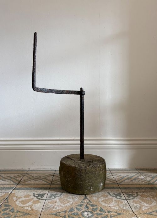 AN 18TH CENTURY MILLSTONE WITH FORGED IRON HANDLE OR TETHERING STONE C1800 - ADDITIONAL PHOTO 2