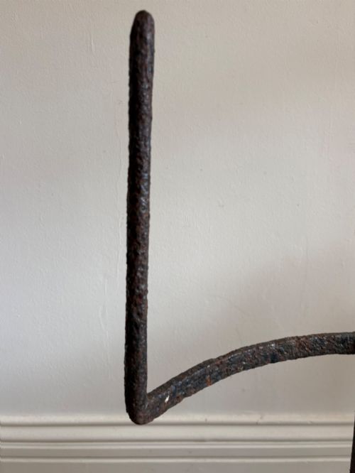 AN 18TH CENTURY MILLSTONE WITH FORGED IRON HANDLE OR TETHERING STONE C1800 - ADDITIONAL PHOTO 4