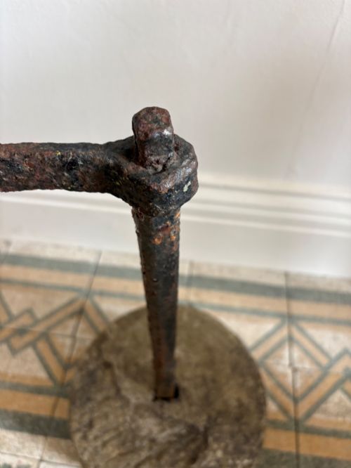 AN 18TH CENTURY MILLSTONE WITH FORGED IRON HANDLE OR TETHERING STONE C1800 - ADDITIONAL PHOTO 5