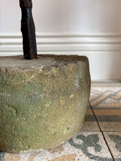 AN 18TH CENTURY MILLSTONE WITH FORGED IRON HANDLE OR TETHERING STONE C1800 - ADDITIONAL PHOTO 7