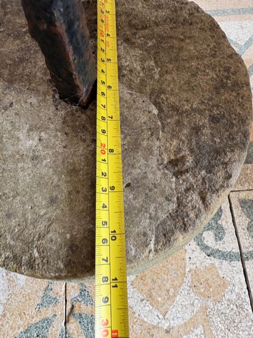 AN 18TH CENTURY MILLSTONE WITH FORGED IRON HANDLE OR TETHERING STONE C1800 - ADDITIONAL PHOTO 10