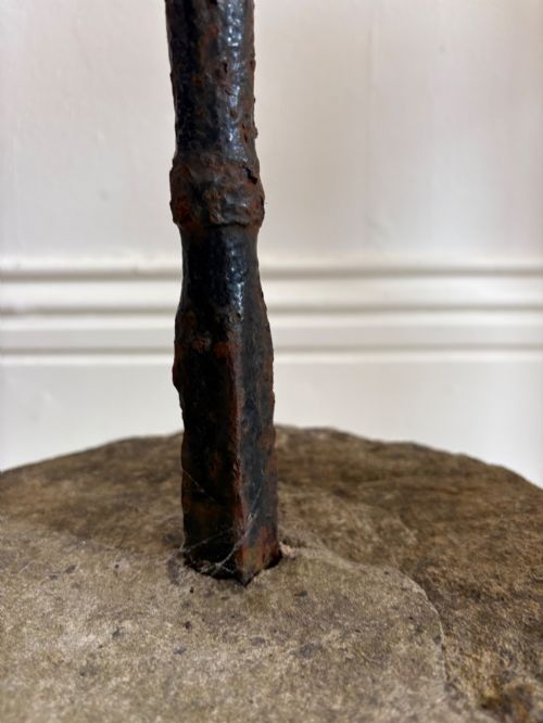 AN 18TH CENTURY MILLSTONE WITH FORGED IRON HANDLE OR TETHERING STONE C1800 - ADDITIONAL PHOTO 13