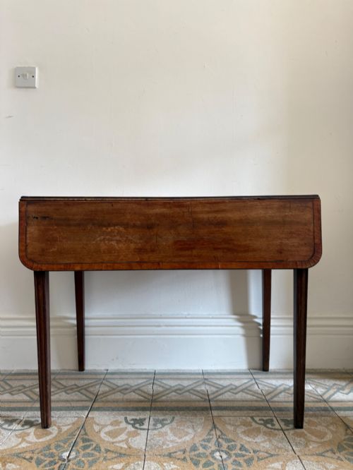 A GEORGIAN DROP LEAF MAHOGANY PEMBROKE TABLE SHAPED APRON C17901820 - ADDITIONAL PHOTO 2