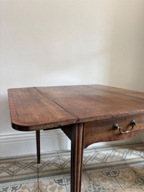 A GEORGIAN DROP LEAF MAHOGANY PEMBROKE TABLE SHAPED APRON C17901820 - ADDITIONAL PHOTO 3