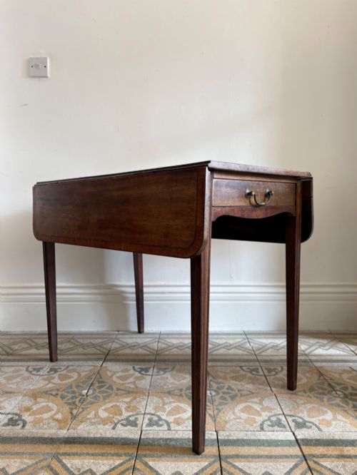 A GEORGIAN DROP LEAF MAHOGANY PEMBROKE TABLE SHAPED APRON C17901820 - ADDITIONAL PHOTO 6