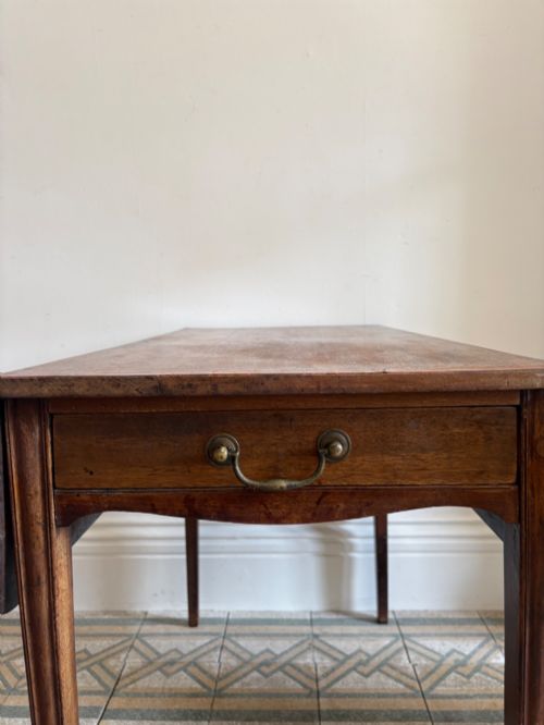 A GEORGIAN DROP LEAF MAHOGANY PEMBROKE TABLE SHAPED APRON C17901820 - ADDITIONAL PHOTO 7