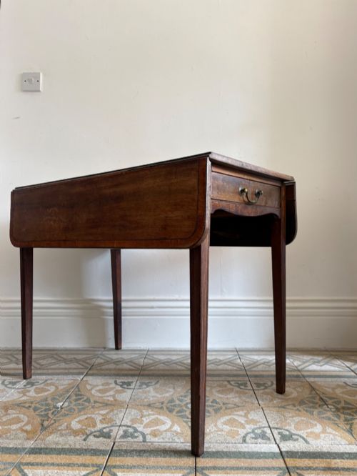 A GEORGIAN DROP LEAF MAHOGANY PEMBROKE TABLE SHAPED APRON C17901820 - ADDITIONAL PHOTO 9