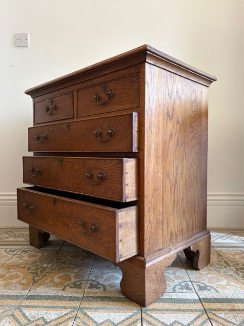A GEORGE 111 STYLE ENGLISH OAK CHEST OF DRAWERS RAISED BRACKET FEET C1920 83CM - ADDITIONAL PHOTO 1