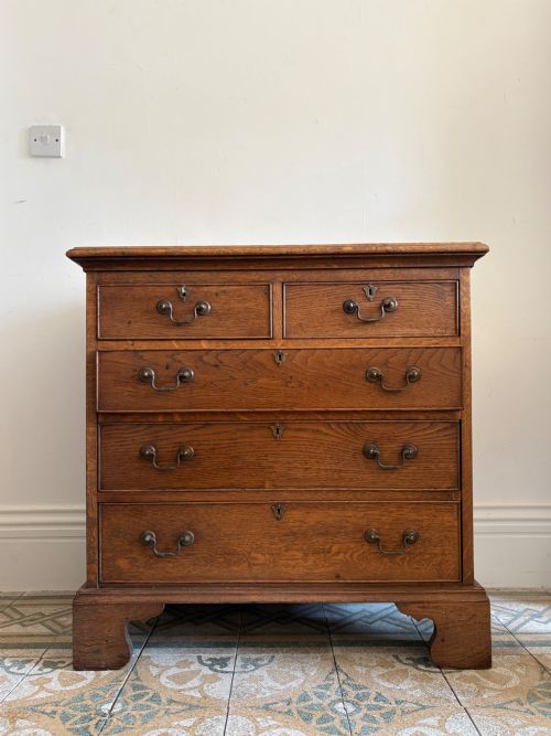 A GEORGE 111 STYLE ENGLISH OAK CHEST OF DRAWERS RAISED BRACKET FEET C1920 83CM