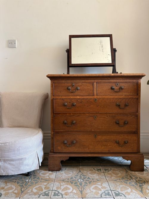 A GEORGE 111 STYLE ENGLISH OAK CHEST OF DRAWERS RAISED BRACKET FEET C1920 83CM - ADDITIONAL PHOTO 2