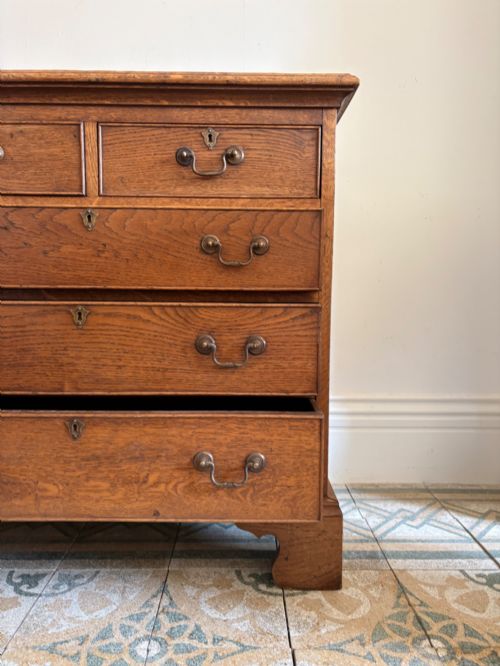 A GEORGE 111 STYLE ENGLISH OAK CHEST OF DRAWERS RAISED BRACKET FEET C1920 83CM - ADDITIONAL PHOTO 4