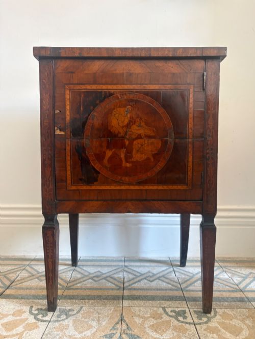 ITALIAN 18TH CENTURY NEOCLASSICAL WALNUT BEDSIDE COMMODINO WITH INLAID MARQUETRY 52CM WIDE