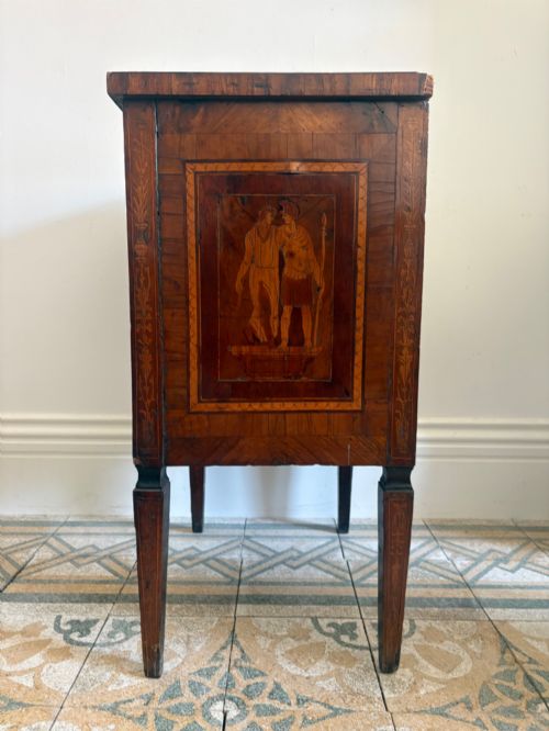 ITALIAN 18TH CENTURY NEOCLASSICAL WALNUT BEDSIDE COMMODINO WITH INLAID MARQUETRY 52CM WIDE - ADDITIONAL PHOTO 2